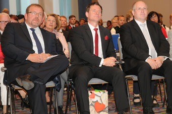 Damalige Vizebürgermeister Christian Balon, Oberbürgermeister Thomas Thumann und Bürgermeister Dr. Alfred Pohl bei der 35-Jahr-Feier der Städtepartnerschaft Mistelbach-Neumarkt im Hotel ParkInn by Radison in Neumarkt im Jahr 2018  Foto: Siegfried Mandel
