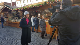 Aufzeichnung der Weihnachtssendung am Ingolstädter Christkindlmarkt mit Moderatorin Anita Hirschbeck. (pde-Foto: Clara Böcker)