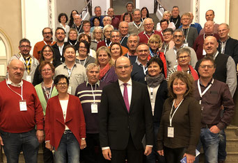 Staatsminister Albert Füracker mit rund 50 Bürgerinnen und Bürgern aus dem Landkreis Neumarkt im Bayerischen Landtag.