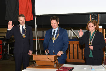 Oberbürgermeister Thomas Thumann mit den beiden neu gewählten bzw. gelosten Bürgermeistern Markus Ochsenkühn (CSU) und Getrud Heßlinger (SPD) - Foto: Susanne Weigl