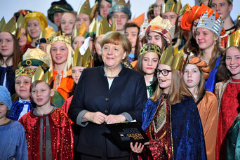 Auch im Januar 2017 hatte Bundeskanzlerin Merkel Sternsinger aus den Bistümern Deutschlands empfangen. (Foto: Ralf Adloff/Kindermissionswerk)