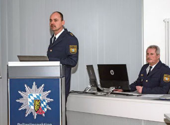 Polizeidirektor Michael Danninger (links) und Polizeioberkommissar Martin Schlaffer präsentierten die Verkehrsstatistik 2019.   Foto: Susanne Weigl