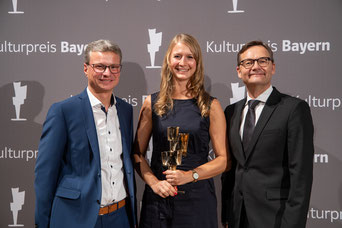 Die Neumarkterin Dr. Tanja Kurzendorfer (Mitte) erhält den Kulturpreis Bayern 2019 als beste Absolventin der Friedrich-Alexander-Universität Erlangen-Nürnberg. Überreicht wurde der Preis von Reimund Gotzel, Vorstandsvorsitzender der Bayernwerk AG (rechts)