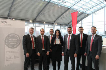 Das Team von Audi Neumarkt präsentiert stolz die offizielle Auszeichnung; Foto: Andreas Köllner