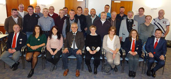Die geehrten Blutspender mit Bürgermeister Ludwig Eisenreich (vorne: 4. v.li.) und BRK-Kreisgeschäftsführer Klaus Zimmermann (vorne: r.), Foto: BRK