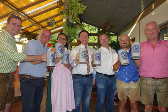 Anstoßen auf ein erfolgreiches Volksfest, Foto: Dr. Franz Janka /Stadt Neumarkt