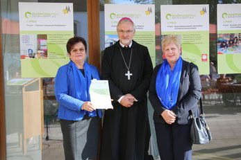 Der Eichstätter Bischof Gregor Maria Hanke mit den Gewinnerinnen des Schöpfungspreises (von links): Walburga Kretschmeier, stellvertretende Diözesanvorsitzende des KDFB, und Sophie Miehling, Diözesanausschuss des KDFB, Foto: Anita Hirschbeck