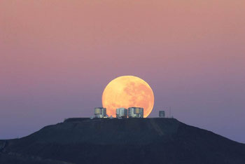 G.Gillet/ESO,  ESO-Mitarbeiter Gordon Gillet heißt den Tag mit diesem atemberaubenden Foto aus 14 Kilometern Entfernung willkommen, es wurde von der Straße zum Cerro Armazones aus  aufgenommen