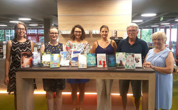 Foto: Stadtbibliothek Neumarkt; Die Vortragenden in der CaféBar der Stadtbibliothek Neumarkt. Von links: Tanja Reichel, Evelyn Smoler, Franziska Meyer, Sophia Heißbauer, Josef Frankerl, Gertrud Pauly