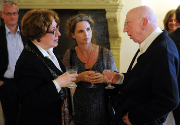 Prof. Dr. Christa Lichtenstern, Dr. Pia Dornacher und Emil Cimiotti bei der Vernissage zu "Emil Cimiotti - Wege zur Vollendung" in der Galerie OHSE, Bremen im Juni 2012 (Foto: Archiv Galerie OHSE)
