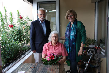 Foto: Vera Finn; Paul Weppler begrüßt gemeinsam mit Stadträtin Ruth Dorner Maria Ziegler als 500. Mitglied von GENiAL e.V.