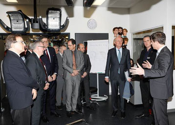 Bei einem Rundgang durch das Bildungszentrum der Handwerkskammer in Regensburg erhielt Ministerialdirektor Michael Höhenberger (3. v. re.) Einblicke in das aktuelle Kursgeschehen; Fotos: Foto Graggo