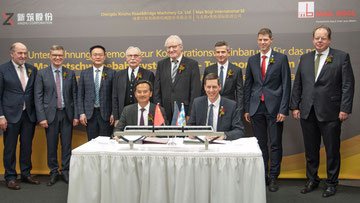 Foto: Die Vorstandsvorsitzenden Zhi Ming Huang, Xinzhu und Stefan Bögl, Firmengruppe Max Bögl unterzeichnen den Kooperationsvertrag.