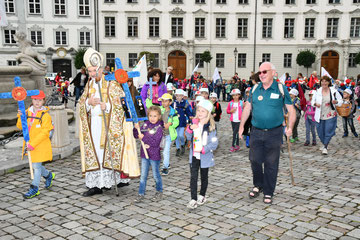 Gemeinsam mit Bischof Hanke und Kinder-Seelsorger Pfarrer Schatz (rechts) zogen die Kinder in den Dom ein. Foto: Peter Esser/Caritas