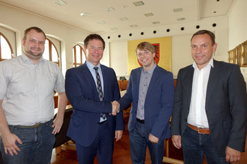 Bild: Glückwunsch für den neuen Citymanager - Jörg Blaschek, OB Thomas Thumann, Christian Eisner, Gerhard Künzel (von links) Foto: Franz Janka