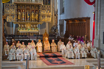 Die Priesterjubilare des Jahres feierten zusammen mit Bischof Gregor Maria Hanke (Mitte), Bischof Heinrich Timmerevers (links) und Altbischof Walter Mixa (rechts) die Eucharistie im Eichstätter Dom. Foto: Norbert Staudt 