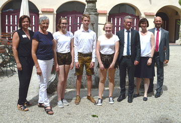 Foto: Hans-Lindner-Stiftung (Kultusminister Bernd Sibler (dritter von rechts) war auch in diesem Jahr mit dabei und gratulierte den Teilnehmerinnen und Teilnehmern)