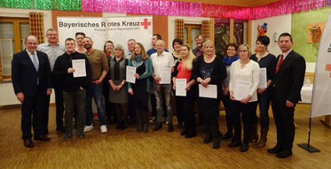 Geehrte und in den Ruhestand verabschiedete Rot-Kreuz Mitarbeiter  Kreisvorsitzender Landrat Willibald Gailler (l.)  Personalratsvorsitzende Christine Wrede-Hirsch (6. v. l.)  Kreisgeschäftsführer Klaus Zimmermann (r.); Foto: Federer