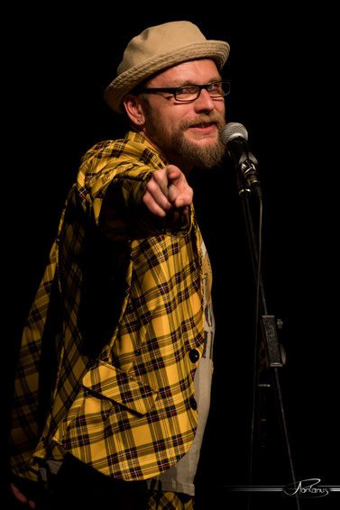 Moderation auf höchstem Niveau mit schrillen Outfits: Michael Jakob (Zirndorf) leitet den Neumarkter Poetry Slam, Foto: Andi Pontanus