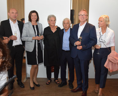 Foto: Die Preisträger Bayerischer Architekturpreis:  Peter Haimerl, Staatsministerin Ilse Aigner, Donata und Christoph Valentin, Johannes + Gudrun Berschneider 