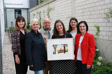 Foto: (J. Neve): Melanie Köhler stellt das neue Motiv des Advents-Los-Kalenders 2018 vor. von links: Sophie Stepper, Gudrun Berschneider, Helmut Rauscher, Melanie Köhler, Alexandra Hiereth und Vera Finn.