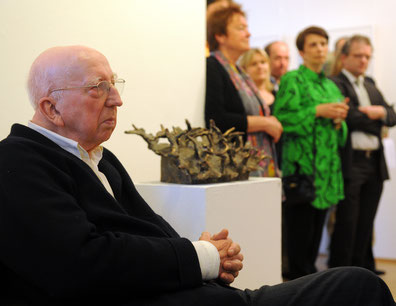 Emil Cimiotti bei seiner Ausstellungseröffnung zu "Emil Cimiotti - Wege zur Vollendung", Galerie OHSE, Bremen im Juni 2012 (Foto: Archiv Galerie OHSE)