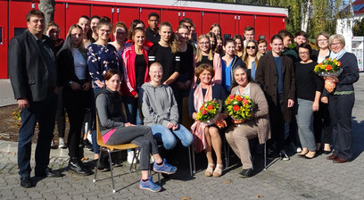Pflegehelfer/innen zusammen mit StD Claus Ripper, OStRin Christiane Koch, StRin Sabine Kowoll, Lehrgangsleiterinnen Christa Setzer und Hannelore Reindl und BRK-Kreisgeschäftsführer Klaus Zimmermann. Foto: Ehrensberger