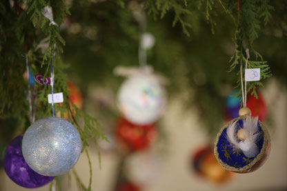 „Gruß aus der Heimat“: Kinder haben Christbaumkugeln für Missionare gestaltet, Foto: Geraldo Hoffmann