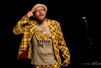 Moderation auf höchstem Niveau mit schrillen Outfits: Michael Jakob (Zirndorf) leitet den Neumarkter Poetry Slam, Foto: Andi Pontanus