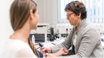 Künftig wird der Hämoglobinwert vor der Untersuchung durch den Arzt am Blutspendertermin bestimmt..