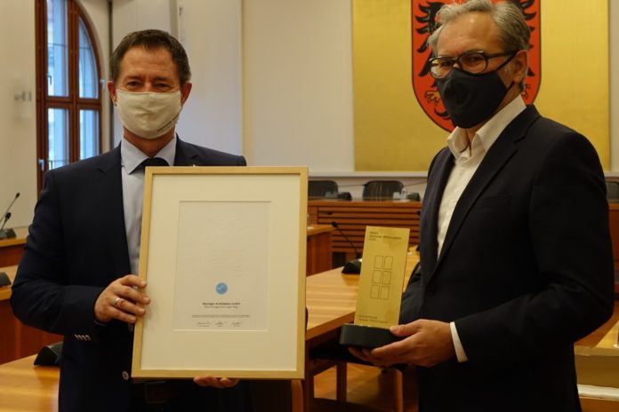 Wohnbauprojekt ausgezeichnet: OB Thomas Thumann und Kurt Weber mit den Preisen (von links)